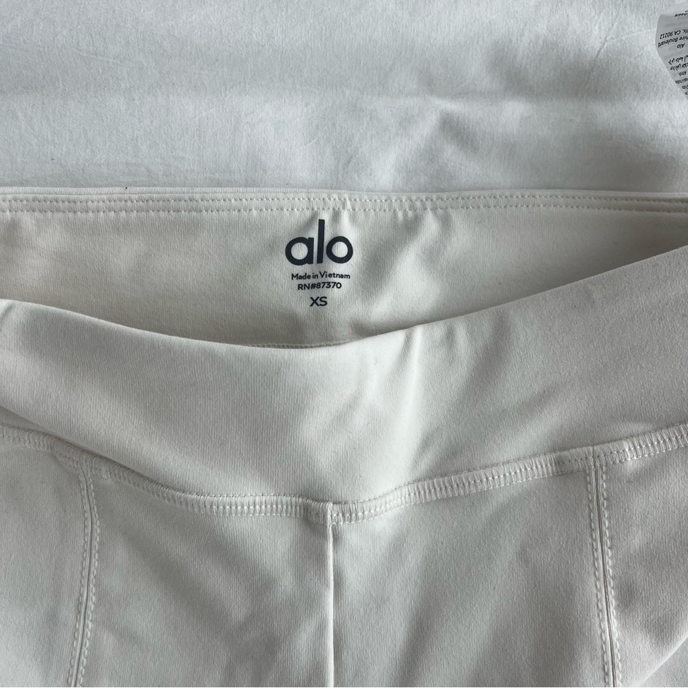 NEVER WORN: ALO YOGA AIRBRUSH HIGH-WAIST 7/8 FLUTTER LEGGING | SIZE XS